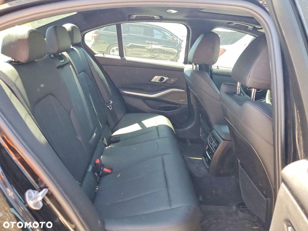 BMW Seria 3 330i M Sport - 10