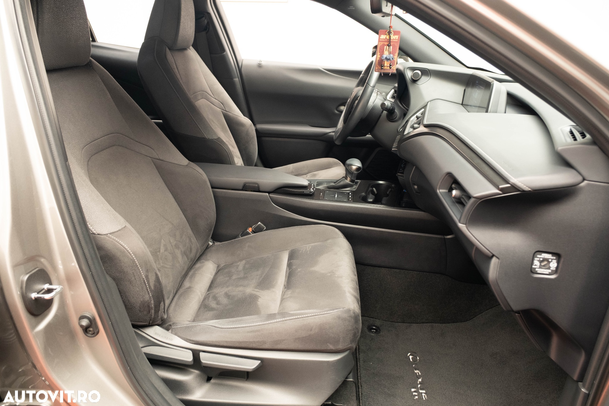 Lexus UX 250h FWD Executive - 32