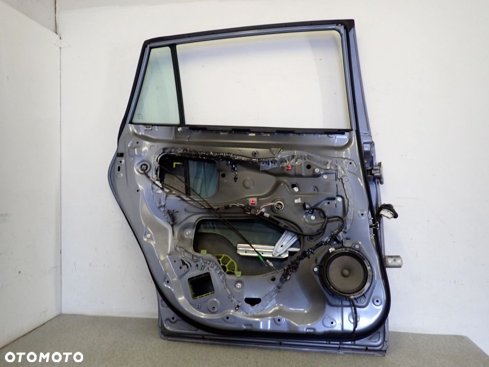 TOYOTA VERSO 09-13 DRZWI TYLNE LEWE 8T4 - 11