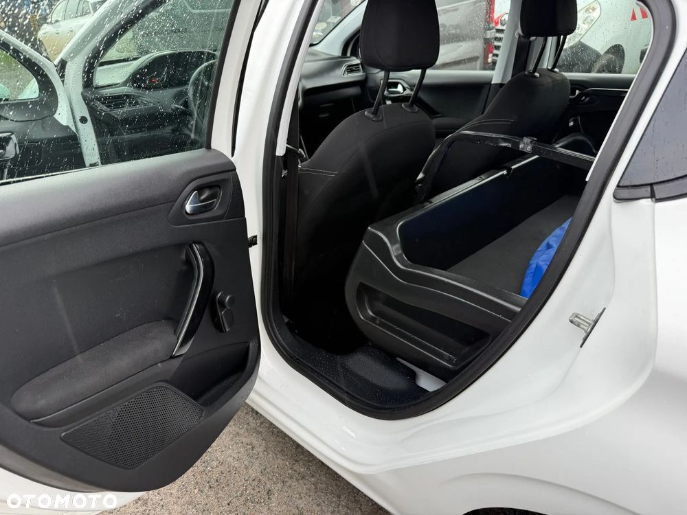 Peugeot 208 - 14