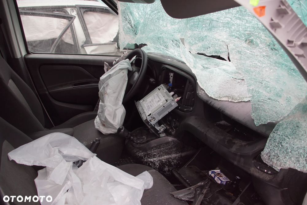 Auto na części - Fiat Doblo II Lift 1.6 Multijet 105 KM 263A8000 C635 249 2021R Silnik Skrzynia Drzwi Błotnik Zderzak Lampa Lusterko Klamka Deska Kokpit Sterownik Moduł Czujnik Licznik Panel Kierownica - 14