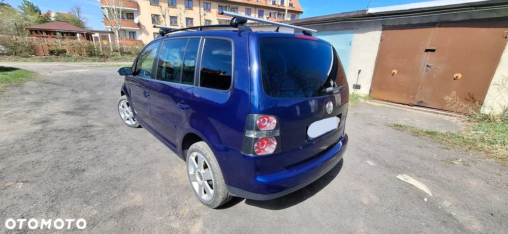 Volkswagen Touran 1.9 TDI Conceptline DSG - 3