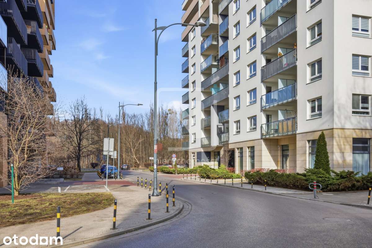 Przestronne i słoneczne, duży balkon i garaż.