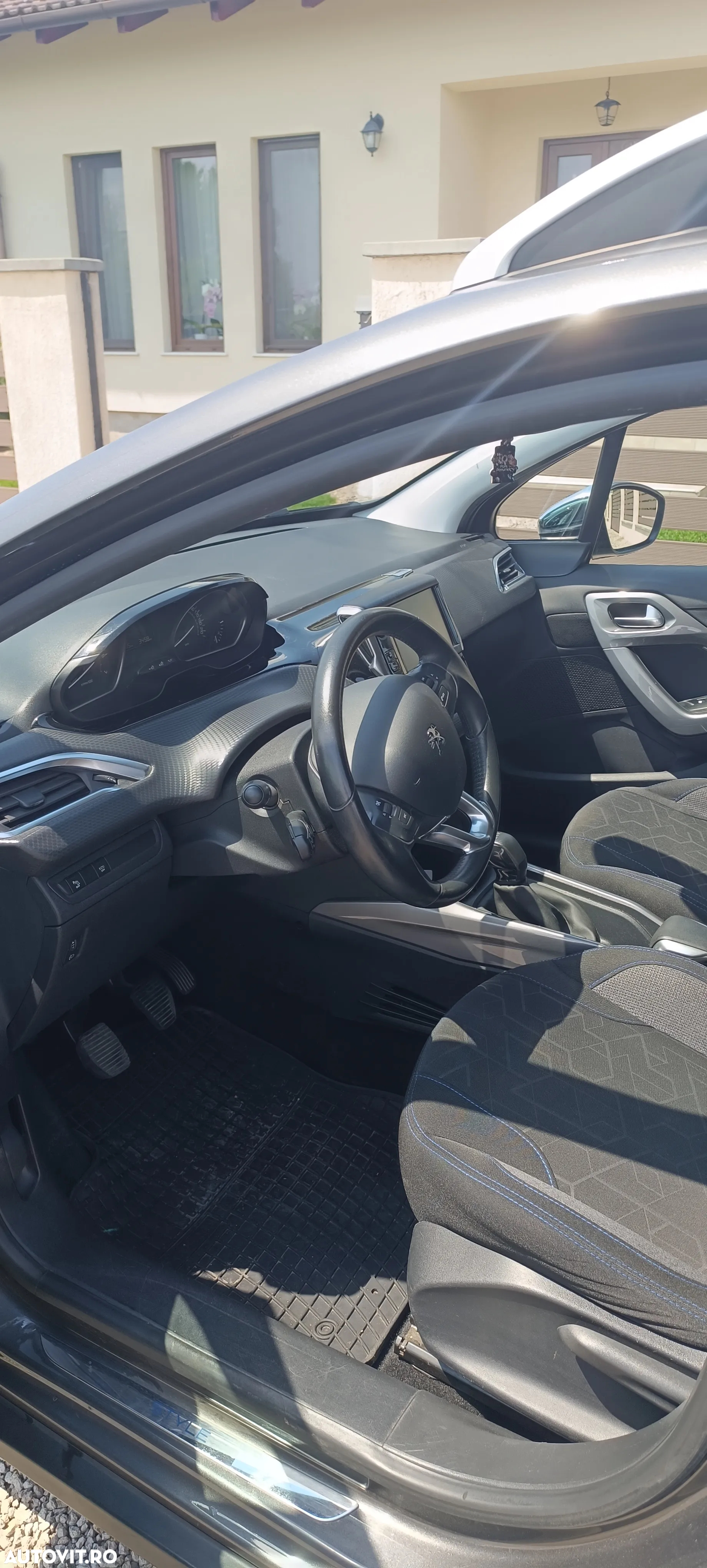 Peugeot 2008 1.2 L PureTech STT Active - 6