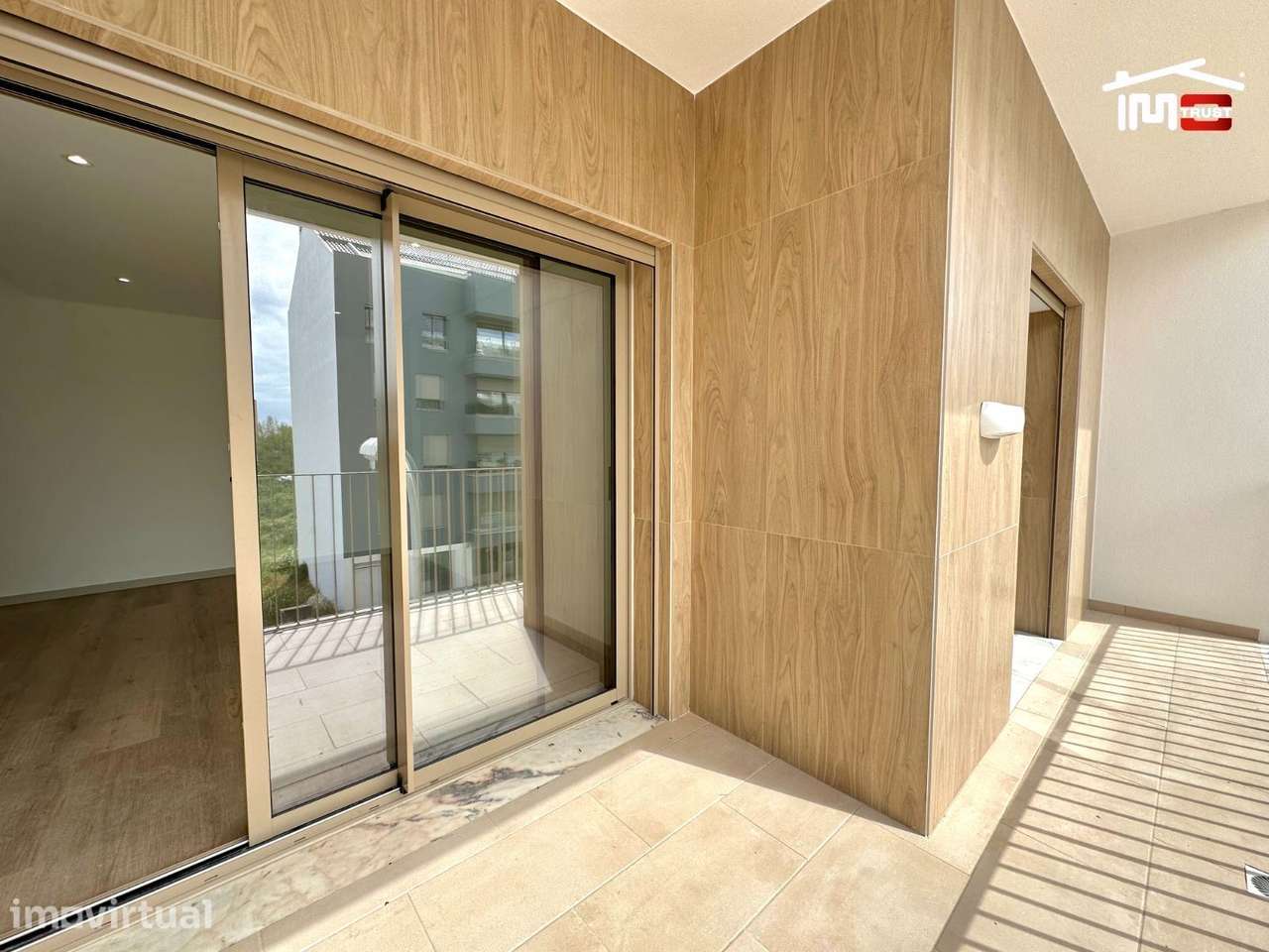Apartamento T2 com Parqueamento e Varandas Grandes - Grande imagem: 4/28
