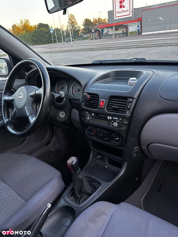 Nissan Almera 1.5 Base - 16