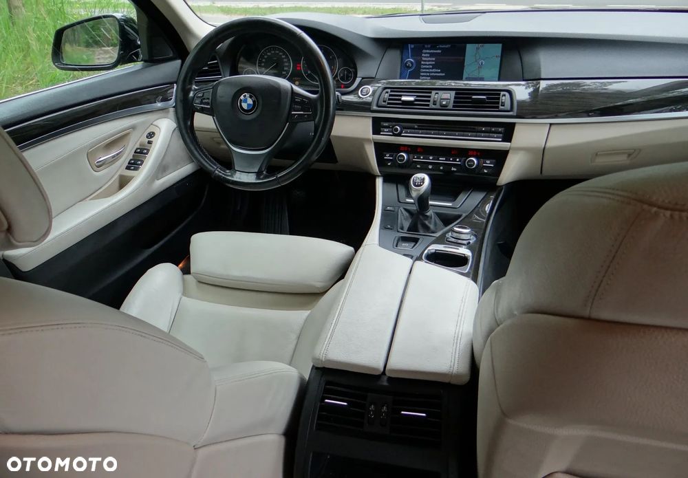 BMW Seria 5 525d - 31