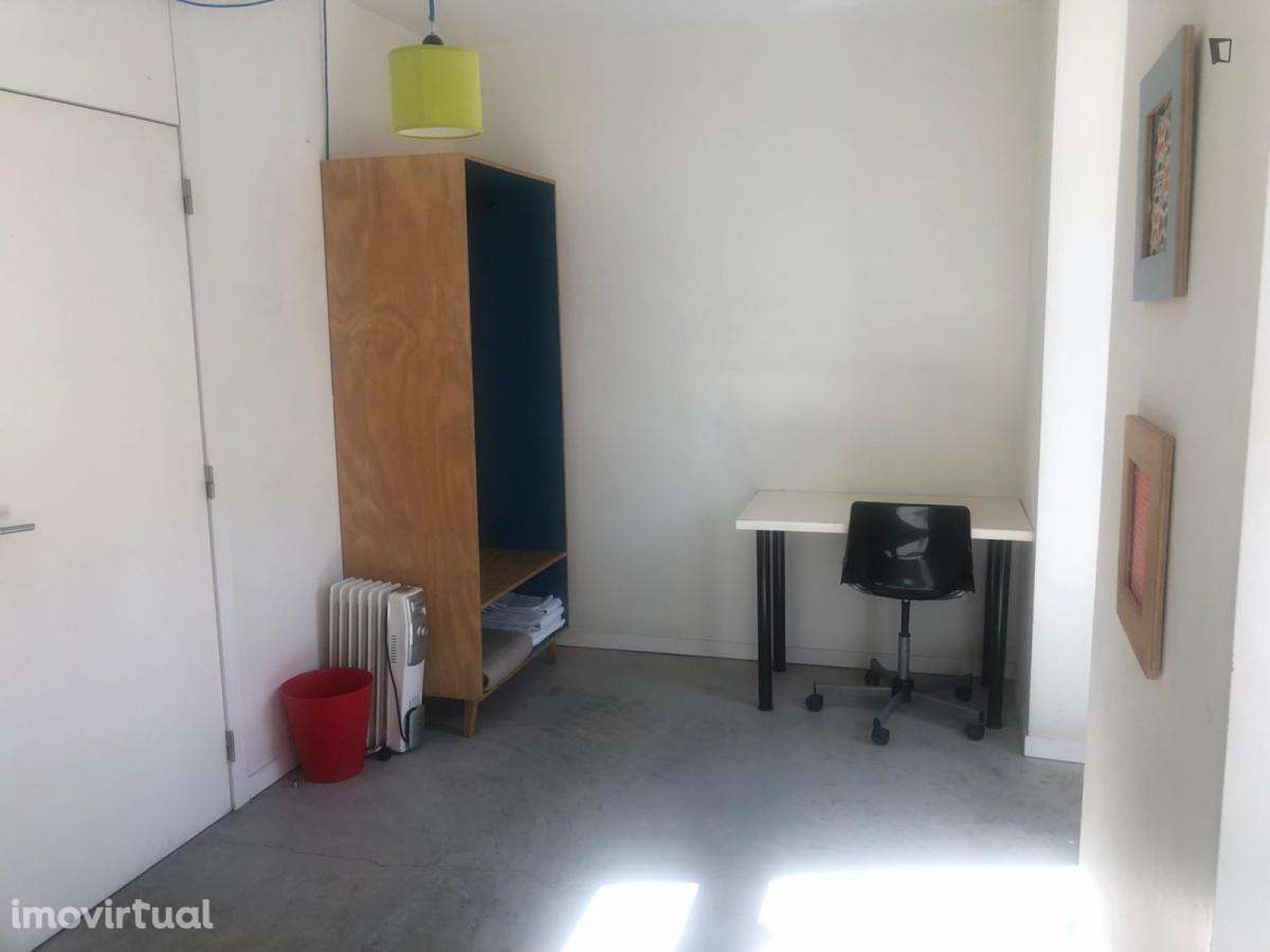 Quarto - localizado em Intendente Lisbon - Grande imagem: 5/12