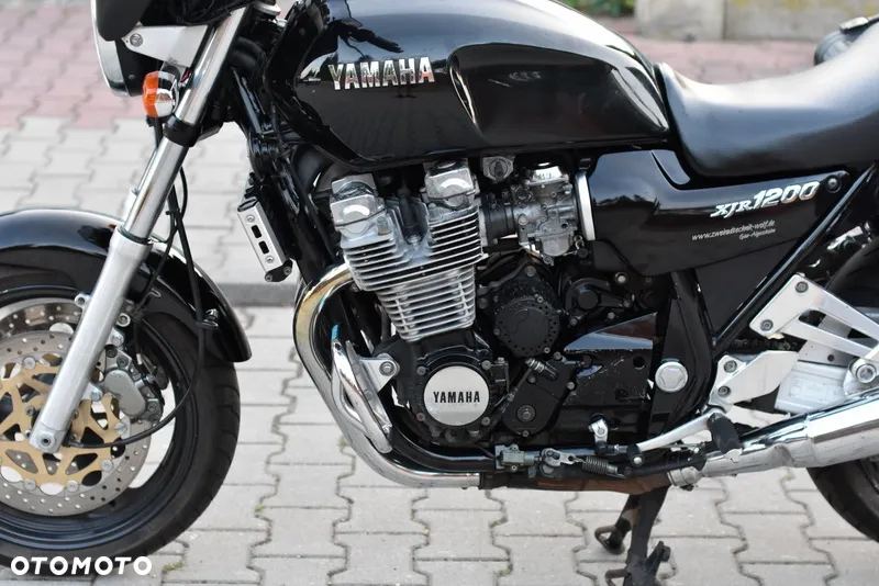 Yamaha XJR - 24