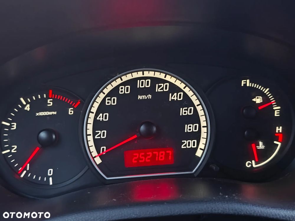 Suzuki Swift 1.3 DDiS Club - 4