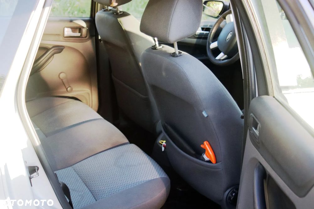 Ford Focus 1.6 16V Ambiente - 8