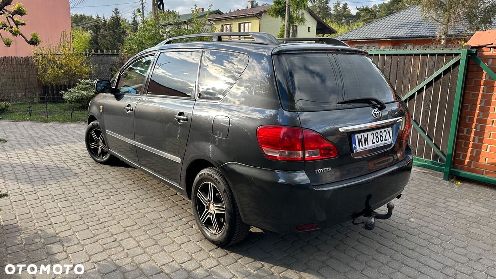 Toyota Avensis Verso - 9