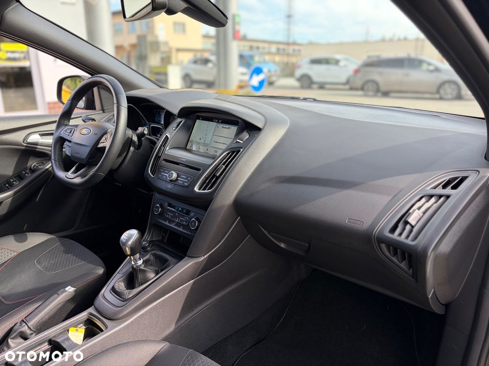 Ford Focus 1.0 EcoBoost Start-Stopp-System ST-LINE DESIGN - 36