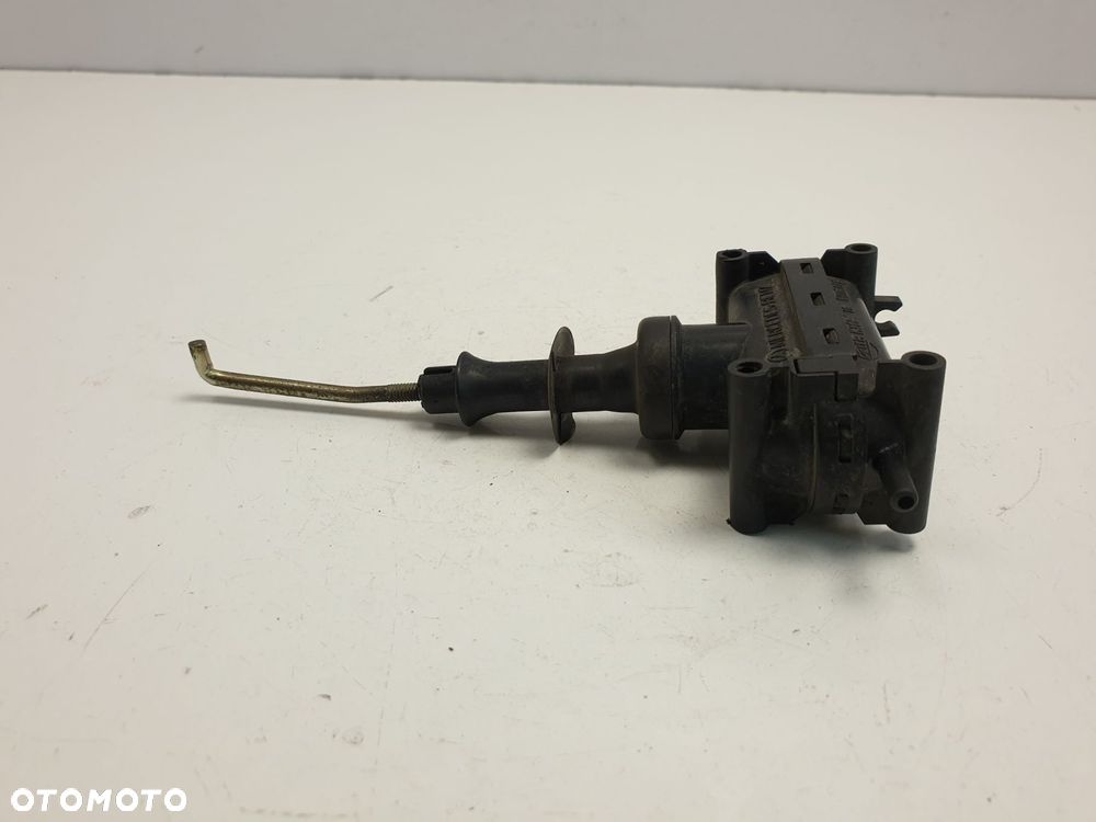 Mercedes W126 SEC SIŁOWNIK TYLNEGO ZAMKA Prawy tył - 5