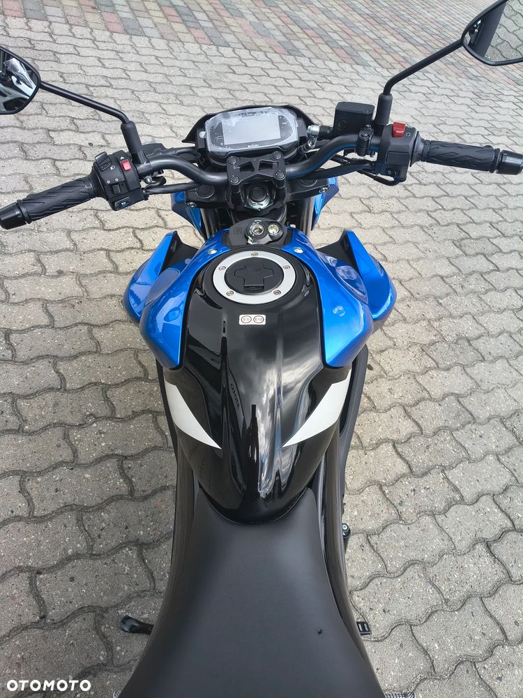 Suzuki GSX - 6