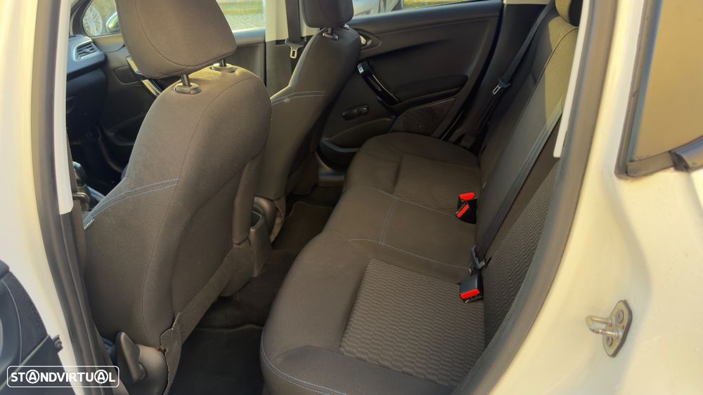 Peugeot 208 1.2 PureTech Signature - 11