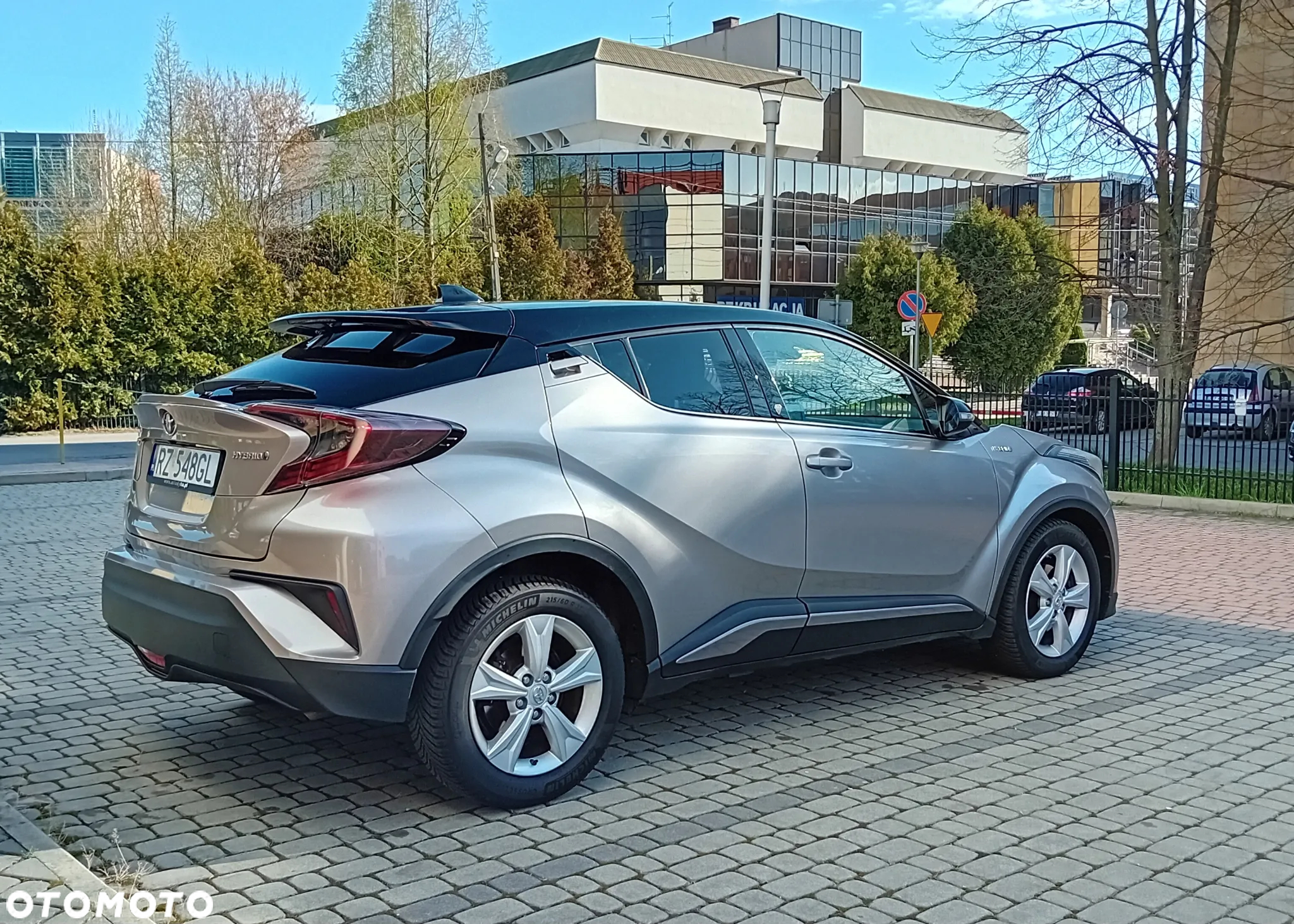Toyota C-HR 1.8 Hybrid Neon Lime powered by JBL - 3
