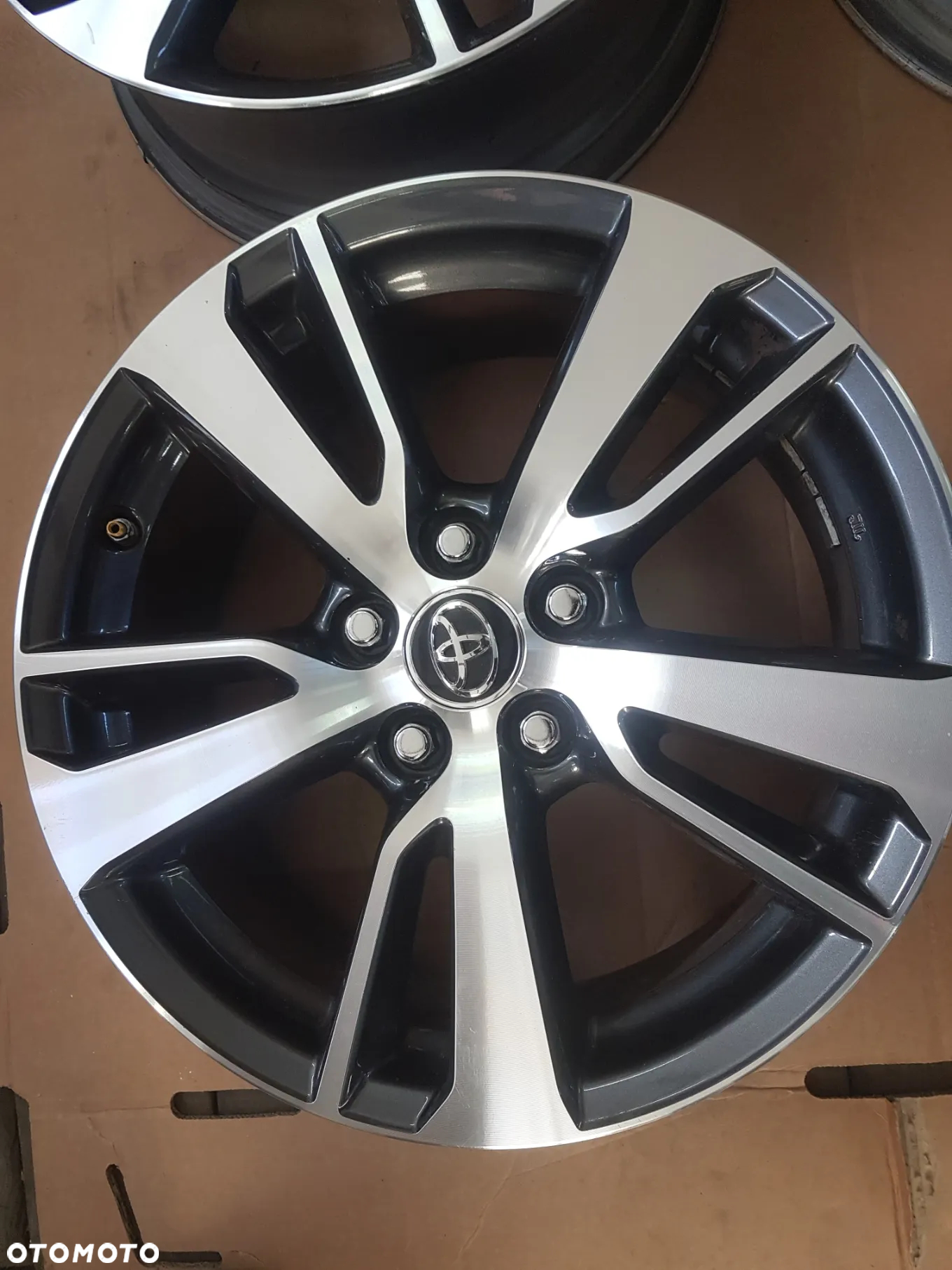 TOYOTA RAV4 IV ŁADNE FELGI ALUMINIOWE 17 ZE ŚRUBAMI I CZUJNIKAMI - 5