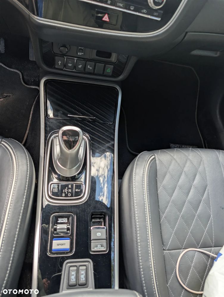 Mitsubishi Outlander Instyle + - 10