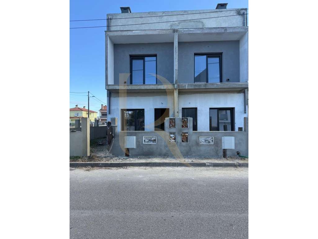 Moradia nova geminada T4 triplex - Grande imagem: 2/6