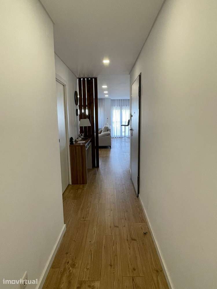 T2 com Suite, Varanda e Garagem - Arrendamento - Grande imagem: 5/22