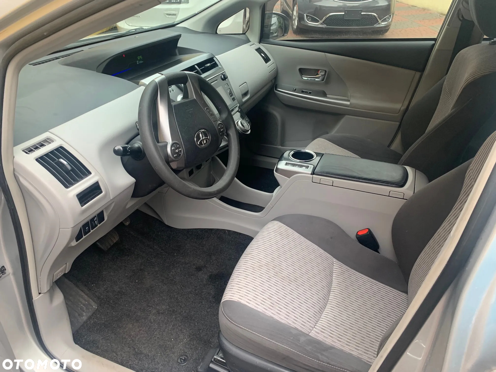 Toyota Prius+ (Hybrid) Life - 9