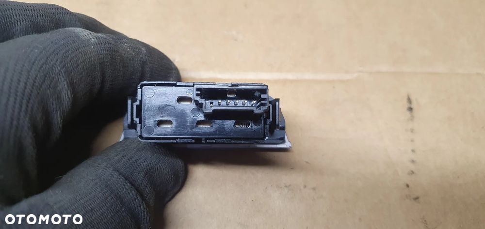 Przełącznik włącznik świateł awaryjnych Kia Sportage III 93790-3U010 - 3