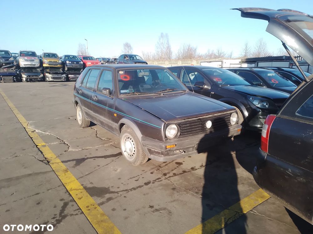 VW GOLF II  1.6 PN    BŁOTNIK PRAWY LEWY PRZÓD  LA7U - 3