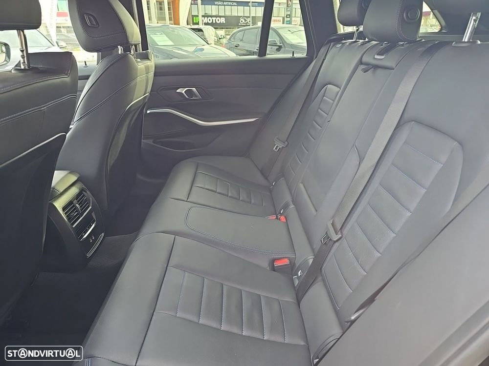 BMW 320 d Pack Desportivo M Auto - 11