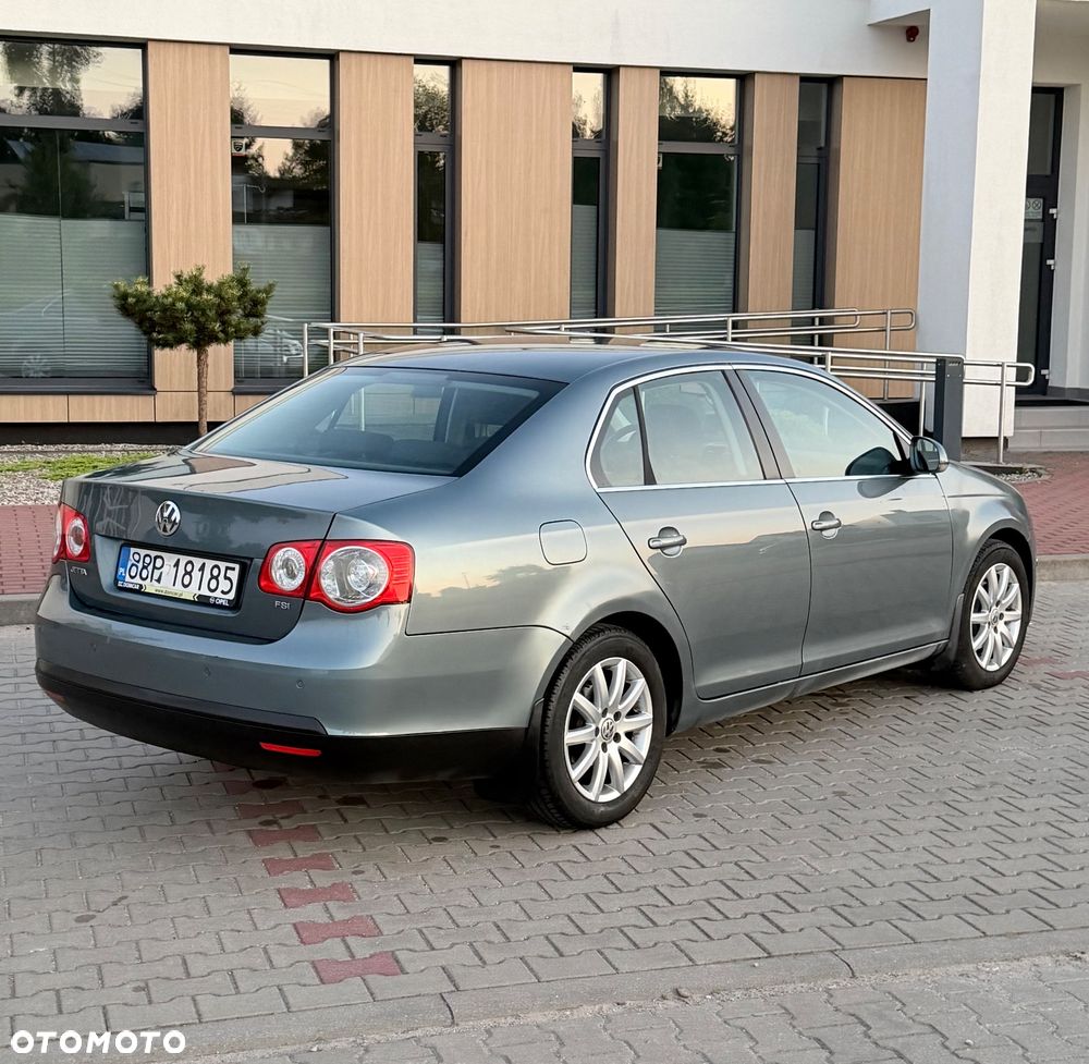 Volkswagen Jetta 1.6 FSI Comfortline - 12