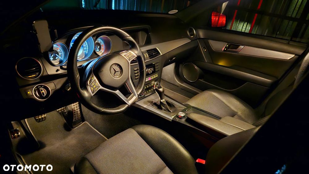 Mercedes-Benz Klasa C 200 CGI BlueEff Avantgarde - 25