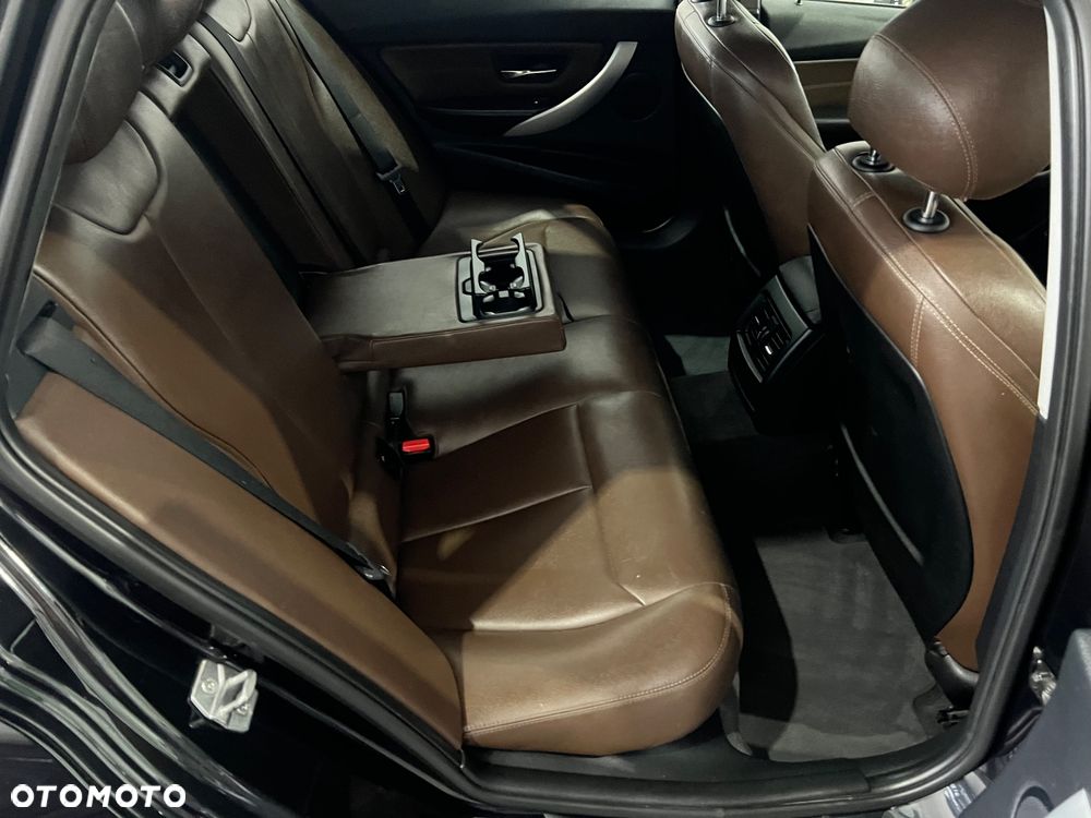 BMW Seria 3 320d Luxury Line - 22