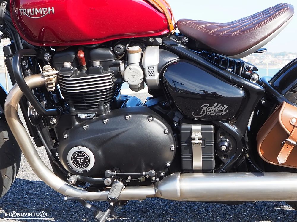 Triumph Bonneville BOBBER - 4