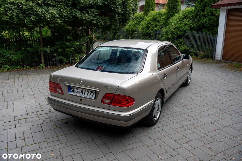 Mercedes-Benz Klasa E 200 - 5