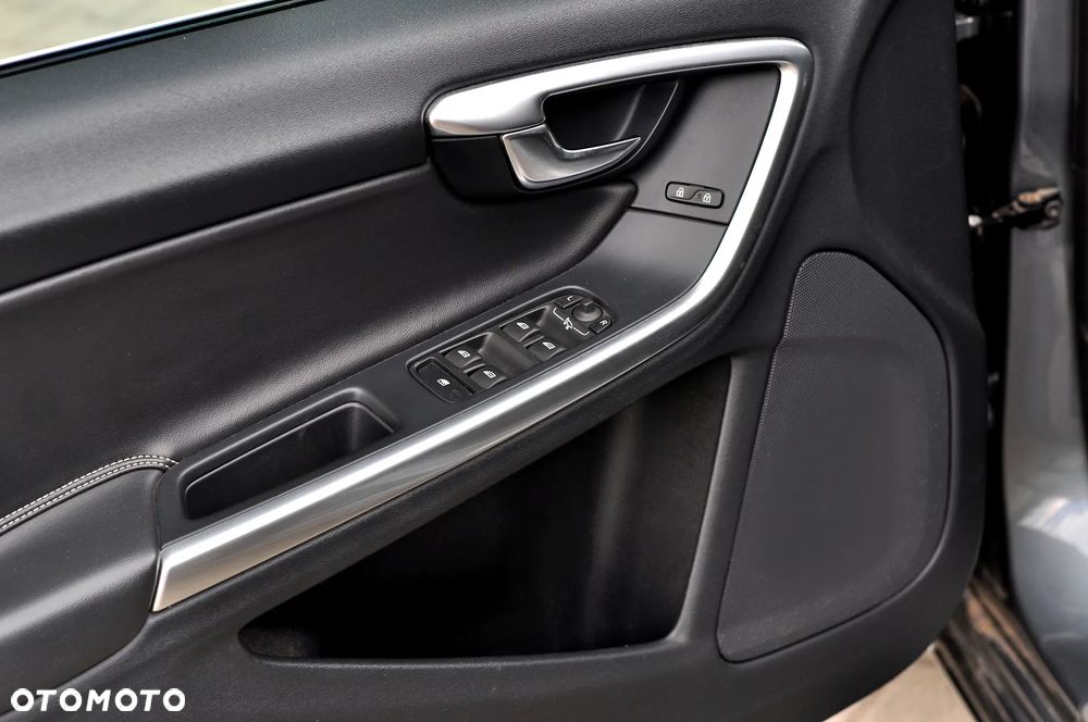 Volvo V60 D4 Geartronic R-Design - 36