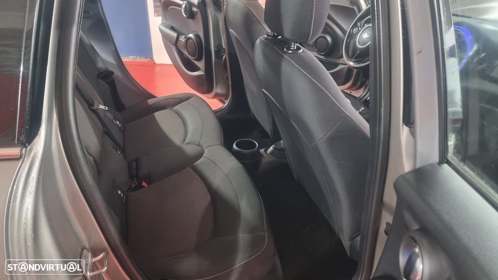 MINI 5 Portas Cooper D Auto - 17