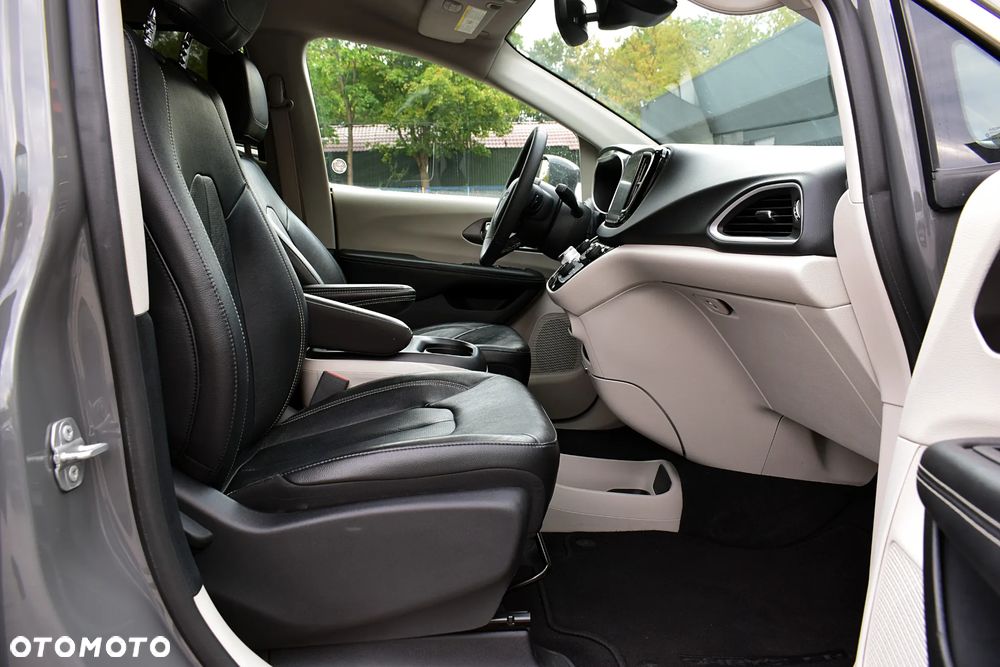 Chrysler Pacifica - 8