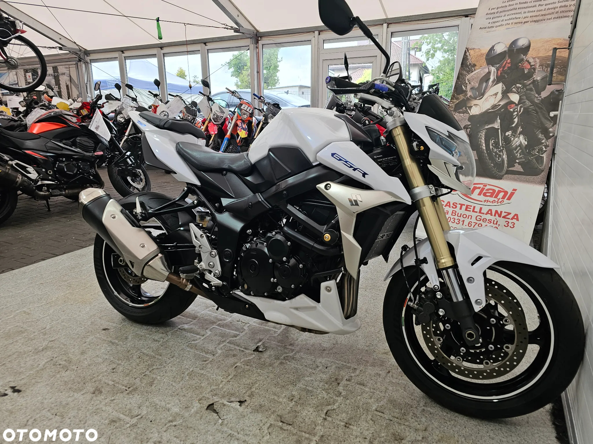 Suzuki GSR - 29