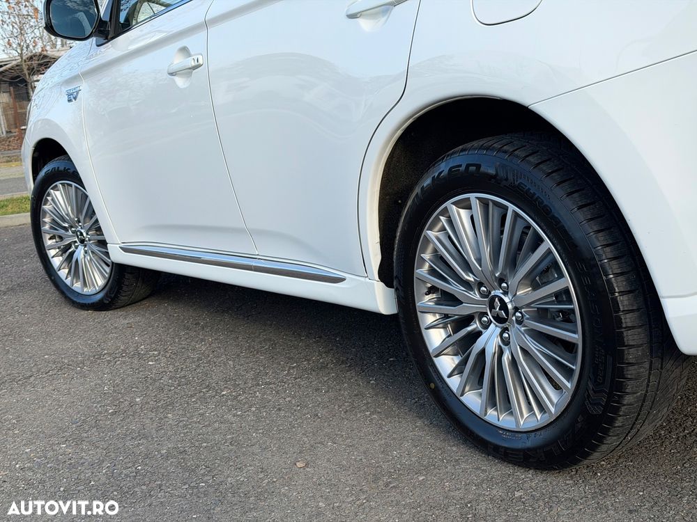 Mitsubishi Outlander 2.4 4WD Plug-In Hybrid - 32