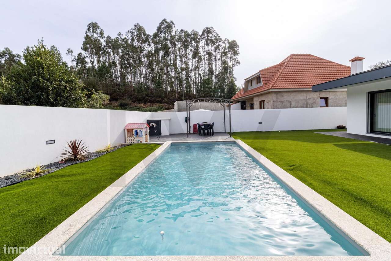 Moradia T3 Térrea de Arquitetura Contemporânea com Piscina Aquecida | - Grande imagem: 4/41
