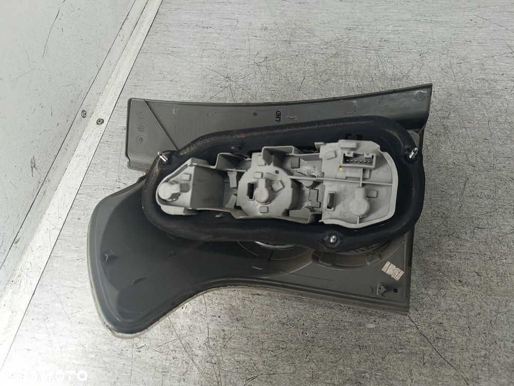 LAMPA TYLNA PRAWA TOYOTA COROLLA VERSO II MINIVAN - 3