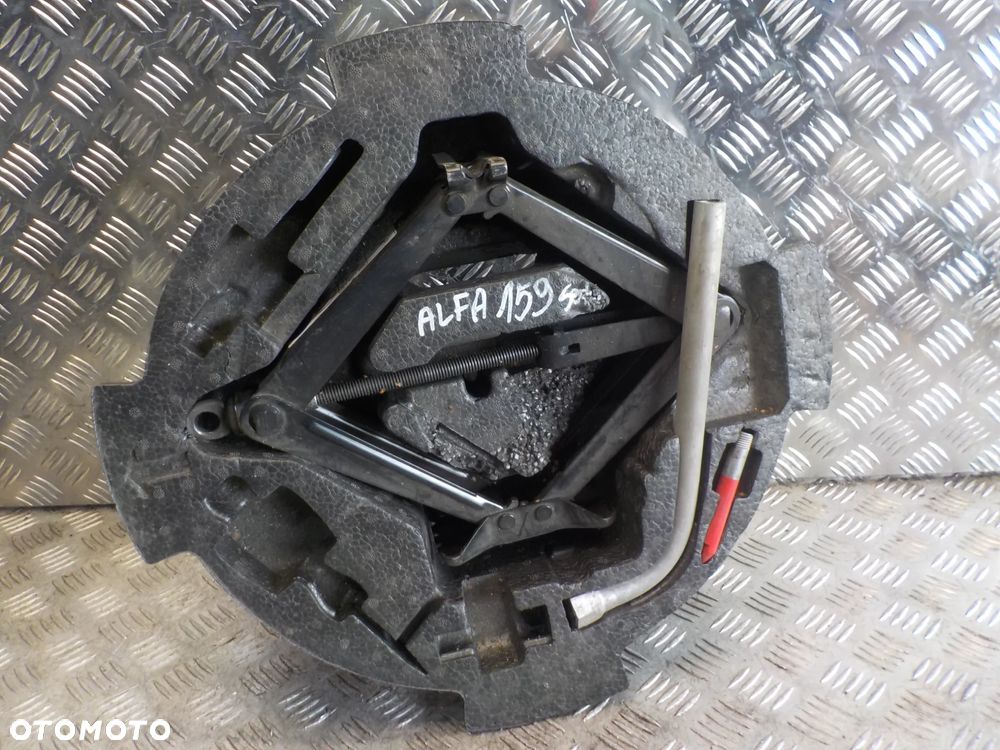 ALFA ROMEO 159 PODNOŚNIK LEWAREK KLUCZ WKŁAD KOŁA - 1
