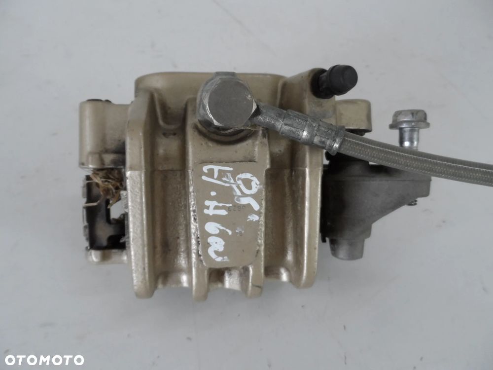 HONDA HORNET 600 PC36 zacisk hamulcowy przód jarzmo P,L - 2
