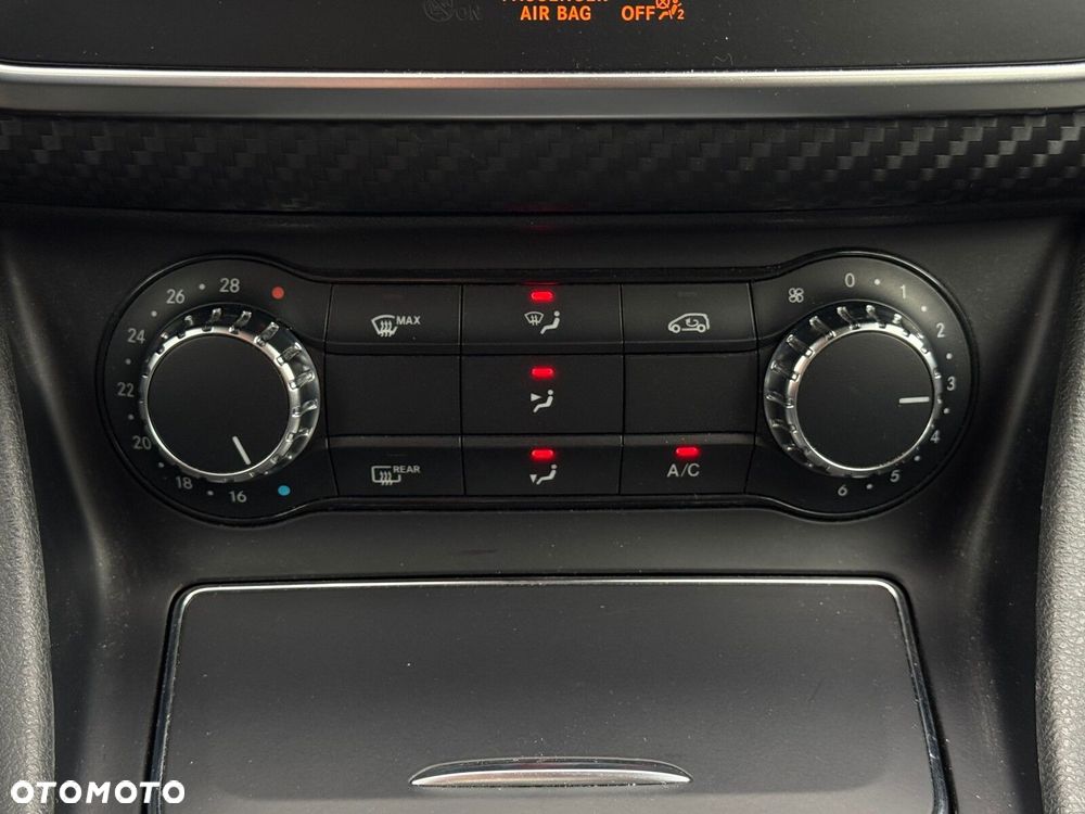 Mercedes-Benz GLA 180 7G-DCT - 24
