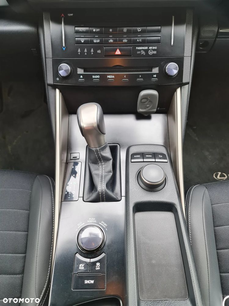 Lexus IS 300h Elegance - 11