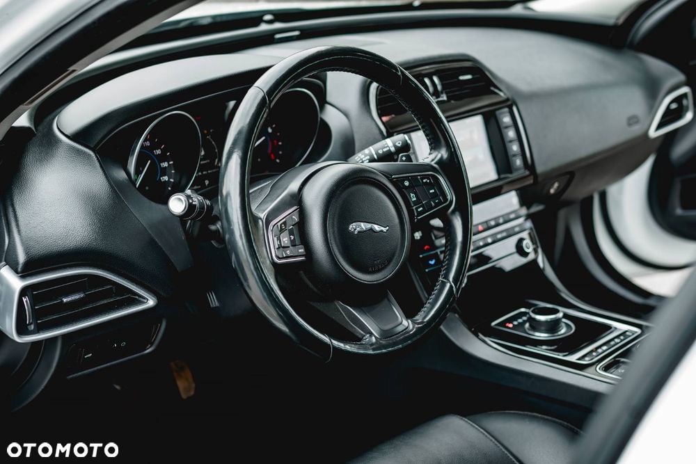Jaguar XE - 9