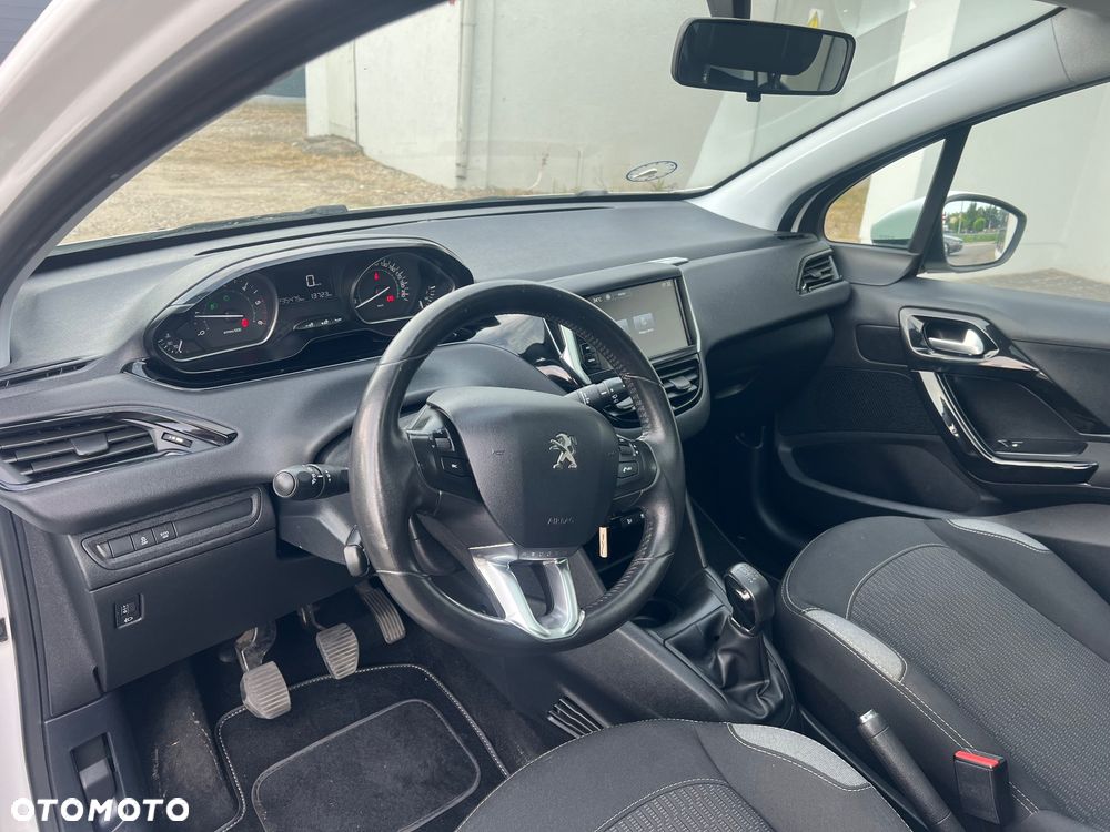 Peugeot 208 1.6 BlueHDi Allure S&S - 9