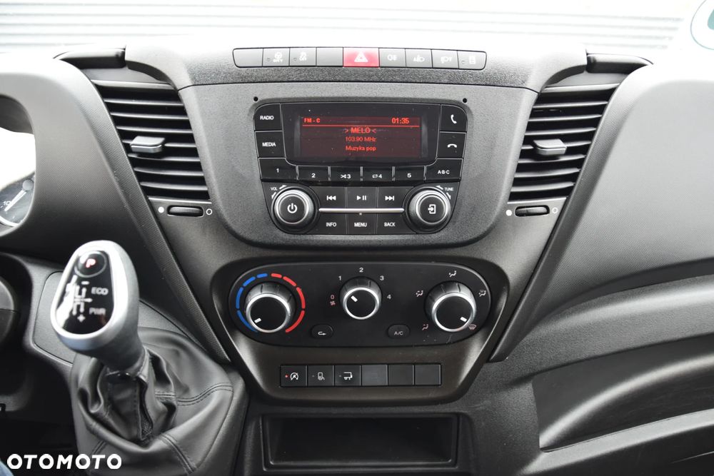 Iveco DAILY 35S14 / 2.3 - 140 KM / AUTIOMAT HI-MATIC / 3 OSOBY / DO 3,5 TONY / KONTENER / DOSTAWCZE / WINDA PALFINGER / KLIMA / TEMPOMAT / 2022 / SERWISOWANY / SPROWADZONY Z NIEMIEC - 33