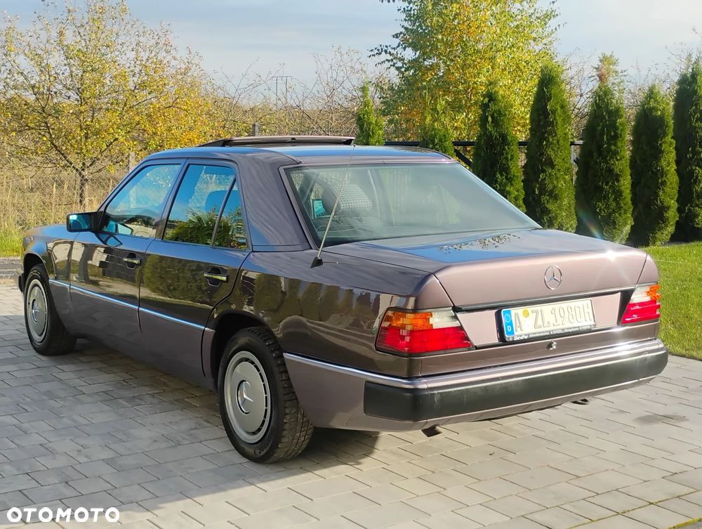 Mercedes-Benz W124 1992 photo 2