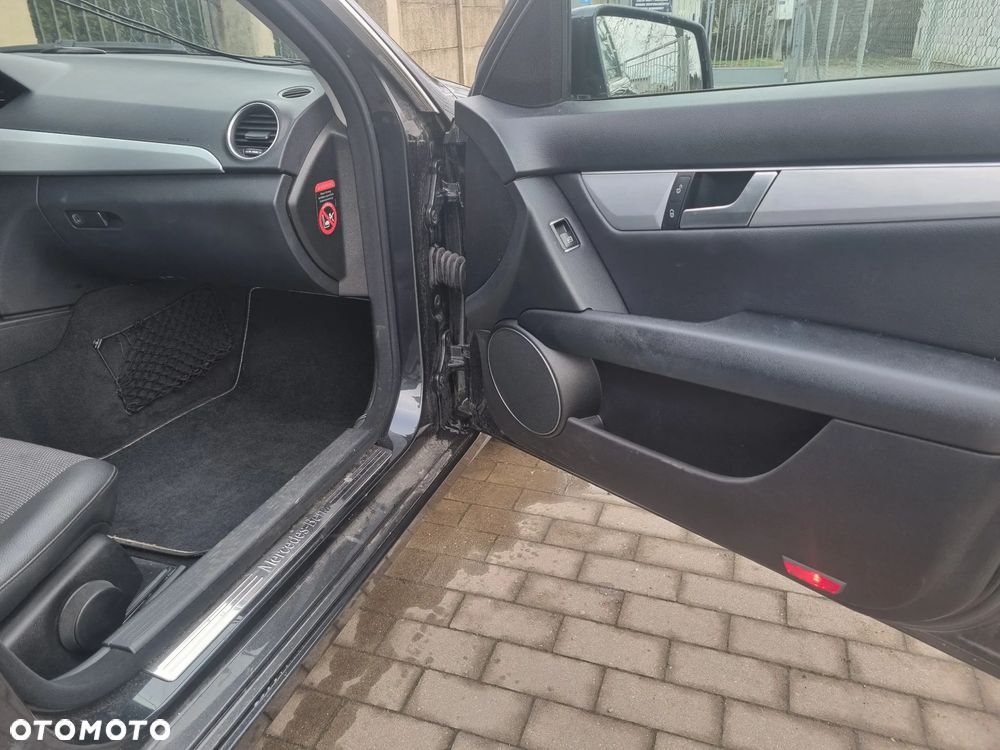 Mercedes-Benz Klasa C 200 CGI BlueEFFICIENCY Elegance - 9